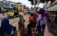 Warga Serang, Banten, terhibur oleh pawai kendaraan hias.