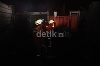 Api menjilat pemukiman ini sejak pukul 17.00 WIB.
