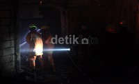 Hingga Kamis malam petugas pemadam kebakaran masih berusaha memadamkan api.