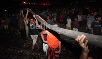 Warga turut membantu proses pemadaman api.