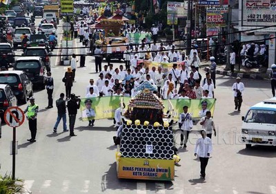 Kemeriahan Pawai Panjang Mulud di Serang