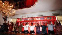 Hadir dalam konferensi pers tersebut petinggi 17 parpol anggota Aliansi Parpol Penegak Konstitusi. PKP, PDP, PBB, Partai Keadilan, Partai Buruh, PDS, PPN, PKNU, NasRep, SRI, Partai Kongres, Partai Republik, PKBIB, PKNU, PRN, dll.