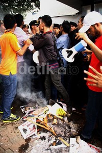 Pendemo membakar spanduk dan poster sehingga aksi tersebut berakhir ricuh. Ramses/detikFoto.