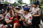 Pendemo di KPK Kocar-kacir Dibubarkan Polisi