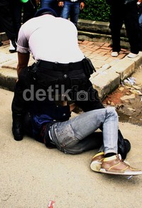 Polisi berhasil menangkap seorang demonstran yang berusaha melarikan diri. Ramses/detikFoto.