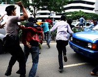 Para demonstran kocar-kacir dikejar polisi. Ramses/detikFoto.