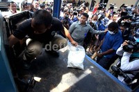 Petugas memusnahkan barang bukti sabu.