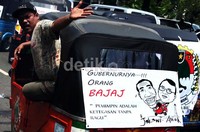 Para sopir bajaj berdemo di depan kantor Gubernur DKI Jokowi.