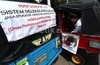 Para sopir menuntut penghapusan sistem seleksi atau lelang jasa operator lingkungan bajaj dan dikembalikan sistem SK Gubernur tentang peremajaan bajaj.