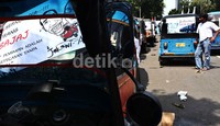 Para sopir memarkir bajajnya di depan kantor Gubernur DKI Jokowi.