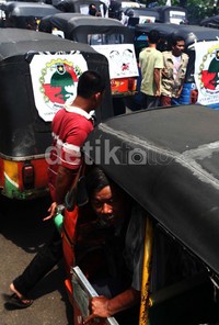 Bajaj yang diparkir itu memakan separuh badan jalan di depan kantor Jokowi.