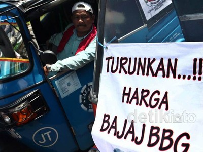 Ratusan Supir Bajaj Geruduk Kantor Jokowi
