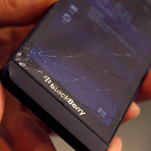 Uji Ketangguhan, BlackBerry z10 Disiksa di Kayu & Aspal