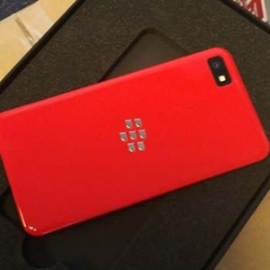 Kalangan Developer Elit Dapat BlackBerry Z10 Merah