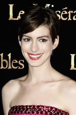 Anne Hathaway Cantik Bergaun Pink