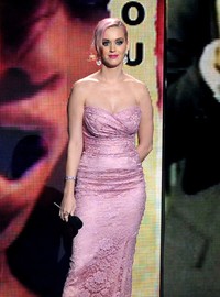 Mantan istri Russell Brand itu tampil serba pink mulai dari rambut hingga gaun saat hadir di acara The GRAMMY Nominations Concert Live! Countdown 2011. Kevin Winter/Getty Images.