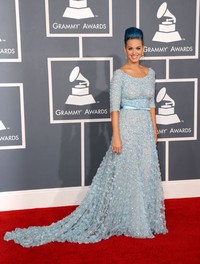 Katy sukses mencuri perhatian di acara '54th Annual GRAMMY Awards' dengan balutan gaun Elie Saab biru yang senada dengan warna rambutnya. Jason Merritt/Getty Images.