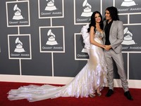 Katy yang tampil bak bidadari tampak mesra dengan Russell Brand, yang kini menjadi mantan suaminya, di Grammy Awards 2011. Jason Merritt/Getty Images.