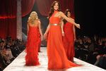 Aksi Minka Kelly di Catwalk