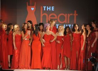 Kelly Osbourne, Kendall, Kylie, dan Kris Jenner juga hadir dalam acara tersebut. Jennifer Graylock/Getty Images for Heart Truth.