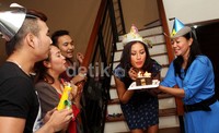 Shinta meniup lilin ulang tahun.