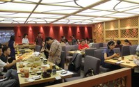 Dengan ciri khas open kitchen dan warna emas dan merah sebagai warna interior, Paradise Dynasty membawa atmosfir yang nyaman untuk bersantap bersama teman dan keluarga.