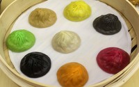 Salah satu  hidangan andalan Paradise Dynasty Xiao Long Bao yaitu delapan macam pangsit beraneka warna juga disajikan di outlet Central Park. Uniknya, pangsit berisi daging dan kuahnya ini harus dimakan berurutan dari mulai rasa paling ringan sampai paling kuat.