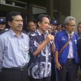 Dirut PT DI Temui Ribuan Karyawan yang Demo