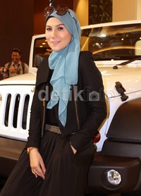 Marini sendiri termasuk penggemar Jeep sejak lama. Ketika wanita menggunakan mobil tersebut, aura ketangguhan layaknya seperti pria juga bisa didapatkan pada wanita.
