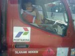 Sopir Tangki BBM Merokok