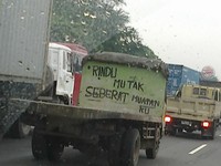 Truk terlihat di sebuah jalan tol. (Foto: Musyafa).