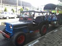 Jeep Willys penarik odong odong ini menungggu penumpang dari kalangan anak-anak dan ibu-ibu di alun-alun Kota Majalengka, Jawa Barat. (Foto: Teguh Prihatmono)