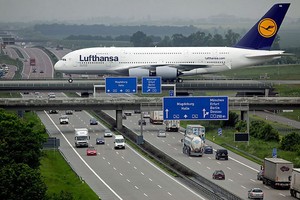 Jalan Tol di Jerman Punya Jembatan Layang Khusus Pesawat