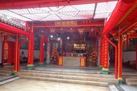 Suasana di dalam kelenteng yang tenang. Kelenteng Kwan Im dibangun pada masa Kesultanan Palembang Darussalam dan Kolonial Belanda yakni tahun 1733. Kelenteng ini didirikan sebagai ganti kelenteng yang terbakar di kampung 7 Ulu (Taufik Wijaya/detikTravel)