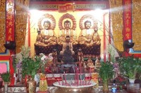 Dewi Kwan Im adalah dewi utama di Kelenteng Chandra Nadi. Selain altar Dewi Kwan Im juga terdapat altar Buddha Gautama (Sakyamoni Buddha), Bodhisatya Maitreya, Dewi Paw Sen Ta Tee (dewi pemberi rezeki), Dewi Kwan Tee (dewi pelindung dharma), serta Dewa Toa Pek Kong (Taufik Wijaya/detikTravel)