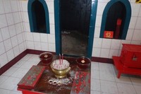 Makam seorang panglima Palembang keturunan Tionghoa bernama Ju Sin Kong atau biasa disebut Apek Tulong. Dia beragama Islam. Sebelum dijadikan kelenteng, setiap orang berziarah di sini dipercaya bisa mendapat keberkahan atau terbebas dari penyakit (Taufik Wijaya/detikTravel)
