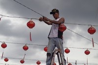 Tampak banyak pekerja tengah membersihkan kelenteng dan memasang 1.500 lampu lampion guna perayaan Imlek yang tinggal beberapa hari lagi. Mereka yang merayakan Imlek di kelenteng ini kemudian dilanjutkan pergi ke kelenteng di Pulau Kemaro (Taufik Wijaya/detikTravel)