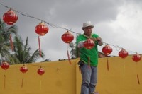 Sementara itu sekitar lima pekerja memasang lampu lampion yang digantung dengan menggunakan seutas kawat (Taufik Wijaya/detikTravel)