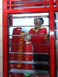 Mereka membersihkan lantai, pantung, kaca, termasuk mengecat dinding yang warnanya sudah pudar di Kelenteng Soei Goeat Kiong. Perayaan Imlek di kelenteng ini merupakan kewajiban sebagian besar warga yang merayakannya (Taufik Wijaya/detikTravel)