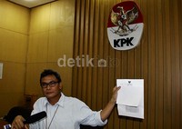     Juru bicara KPK Johan Budi memperlihatkan surat penetapan tersangka saat jumpa pers di gedung KPK. Ramses/detikFoto.
