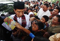 Saat keluar dari mobilnya, Jokowi langsung dikerumuni puluhan anak.