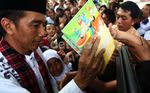 Jokowi Bagi-bagi Buku