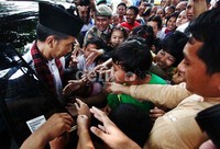 Anak-anak mengerumuni Jokowi untuk mendapatkan buku yang dibagikan.