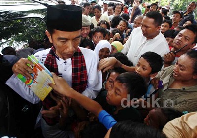 Jokowi Bagi-bagi Buku