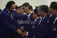 Surya Paloh mengucapkan selamat kepada para pengurus baru Partai NasDem.