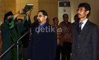Sekjen KPK Annies Said Basalamah (kiri) bersama Direktur Penuntutan KPK Ranu Mihardja diambil sumpahnya. Ramses/detikFoto.