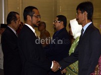Abraham Samad didampingi wakil pimpinan KPK, Zulkarnaen memberiak ucapan selamat kepada Sekjen dan Direktur Penuntutan KPK yang baru. Ramses/detikFoto.