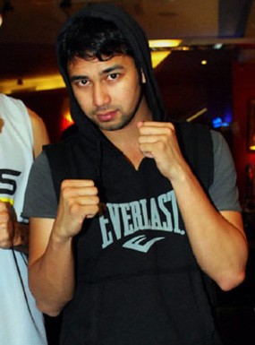Jenguk ke BNN, Tya Ariestya Bawa Ayam Kesukaan Raffi Ahmad