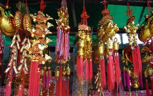 Pernak-pernik Imlek, Kembang Api, Ang Pao, dan Pohon Sakura