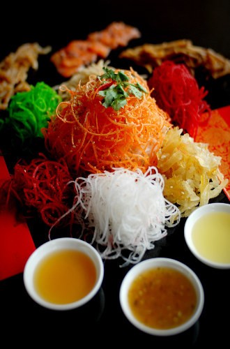Ingin Menikmati Kelezatan Yee Sang? Pesan Tempat di Resto Ini!